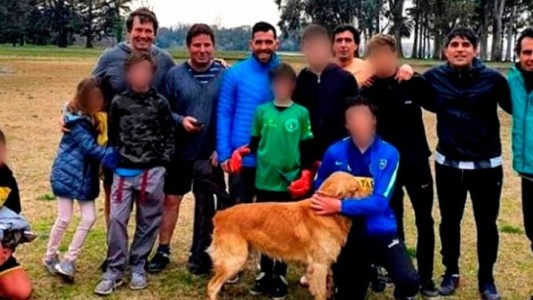 El descargo de Carlos Tevez tras la difusión de una foto sin barbijo y rodeado a gente