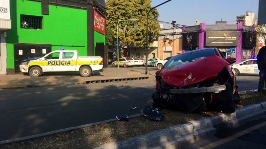 Video: un patrullero se estrelló en un kiosco y un hombre se salvó de milagro