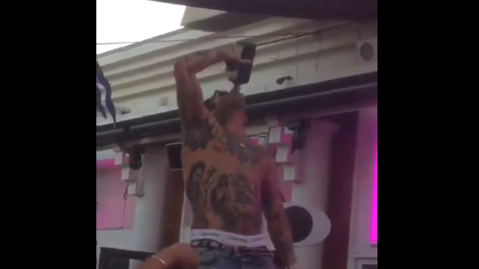 Vieja "normalidad": La fiesta donde todos toman de la misma botella