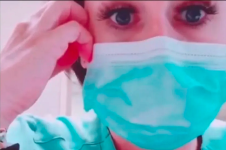 Una mujer descubrió que dio a luz al mismo tiempo y en el mismo hospital que la amante de su marido