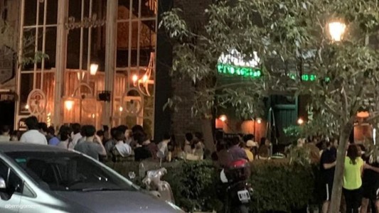 Juntada masiva sin tapabocas en un bar de Recoleta