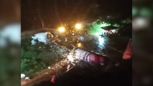 Se partió en dos un avión de pasajeros en India, temen que haya niños entre las víctimas fatales