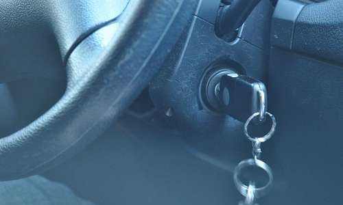 Bajó del auto para hacer una compra y dejó las llaves puestas: se lo robaron