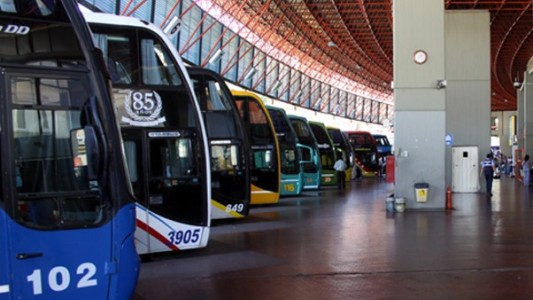 Aunque cobren los choferes, el transporte interurbano seguirá parado, dice el Boletín Oficial