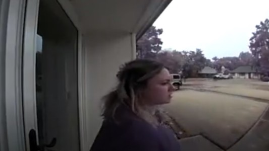 "Un paso más  ...": le cayó cerca un rayo y quedó grabado