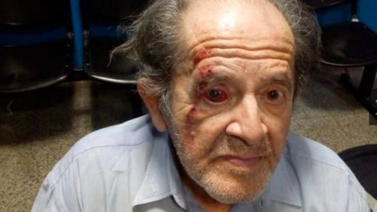 Un guardia le dio dos trompadas a un jubilado por no acomodar el carro del supermercado