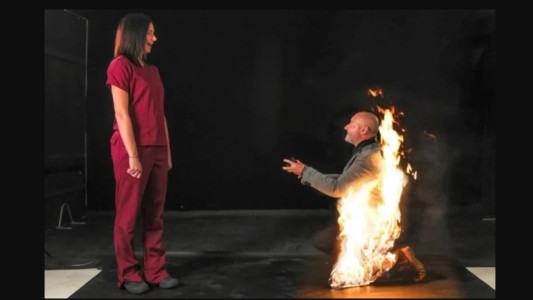 Se prendió fuego para pedirle casamiento a su novia