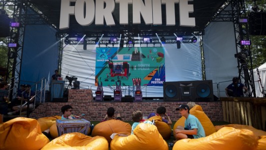 Del videojuego a la "guerra" en el mundo real: Apple y Google retiraron al Fortnite de sus tiendas