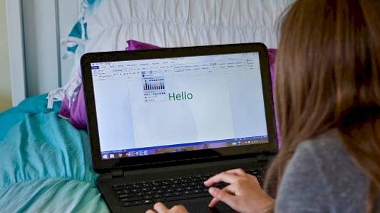 Prohíben que los alumnos se presenten en las clases online con piyama y pantuflas