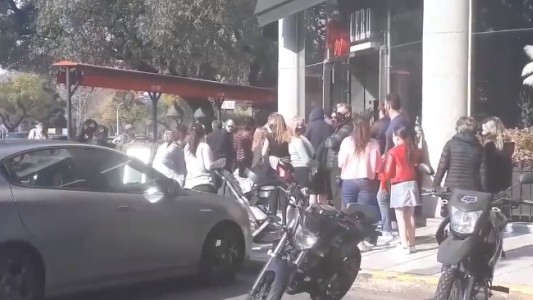 Amontonados y con mesas afuera: el descontrol en los bares porteños