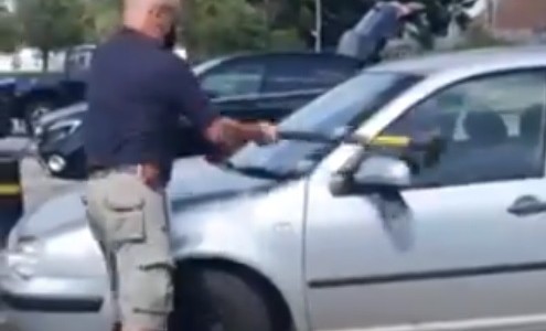 Video: rompió el vidrio de un auto para rescatar al perro que dejaron encerrado