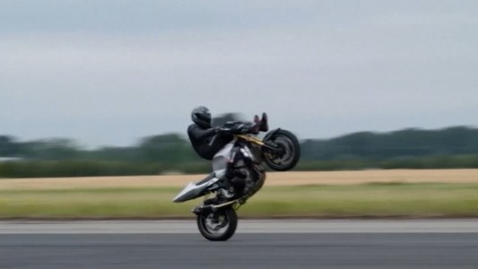 Récord de "willy" en una moto a 175 km/h