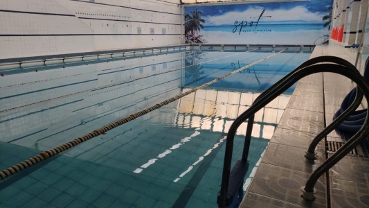 Reabren hoy gimnasios y natatorios, pero para zambullirse faltan 10 días