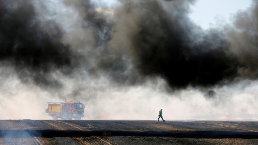 Llevaba en el auto un horno para pizza con brasas y provocó un incendio en la ruta