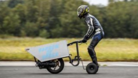 Récord de velocidad con carretilla de un jardinero