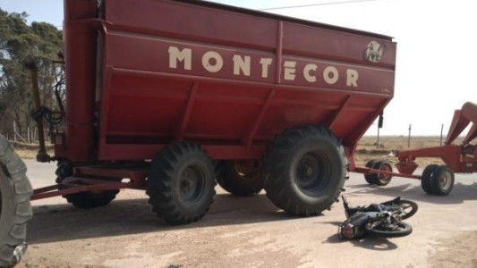 Viajaba en moto y murió tras chocar contra un tractor