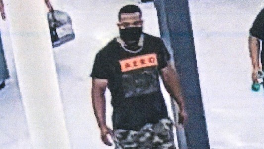 "Ahora tenés covid": buscan a un hombre que abraza desconocidos para contagiarlos