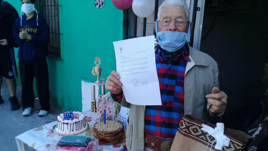 Con distanciamiento social, Felipe celebró sus 100 años en la vereda de su casa