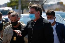 Bolsonaro dice que los periodistas son "cagones" y tienen más chances de morir por coronavirus