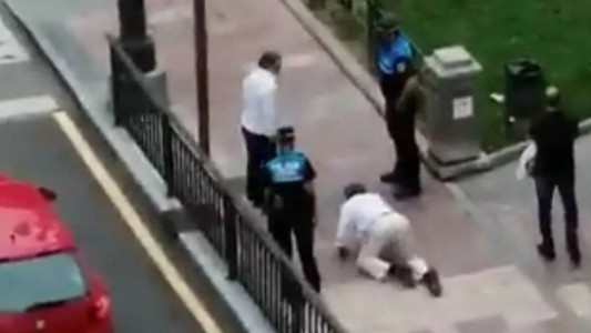 Video: el hombre que se puso a imitar a un perro para evitar la multa por no usar barbijo