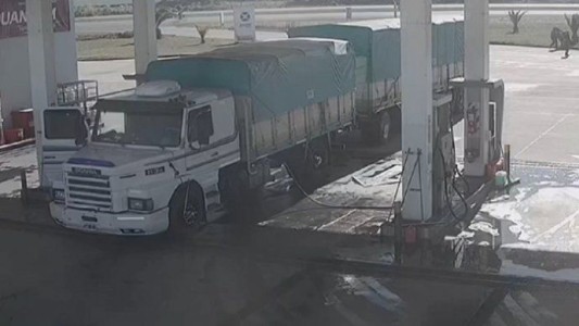 Video: empleados de una estación de servicio sacaron a golpes a cuatro ladrones