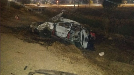 Un hombre murió al despistarse e incendiarse su auto en avenida de Circunvalación