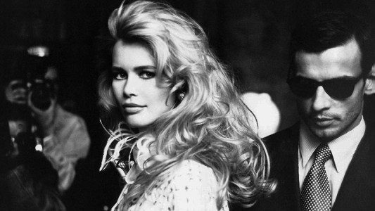 Video: Claudia Schiffer, espectacular en su cumpleaños N° 50