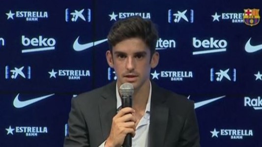 En medio de la "tormenta Messi", Barcelona presentó a un nuevo delantero de 20 años