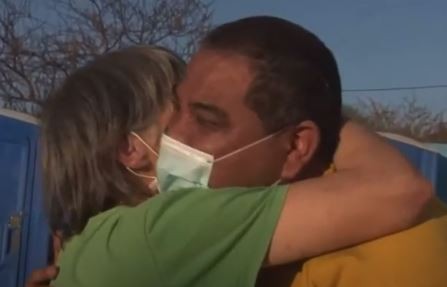 Incendios en Córdoba: vecina de La Cumbre quebró en llanto mientras le agradecía a los bomberos