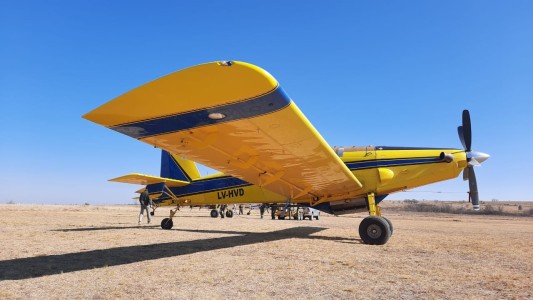 Exclusivo: mirá cómo disparan agua los aviones hidrantes que combaten el fuego en Córdoba