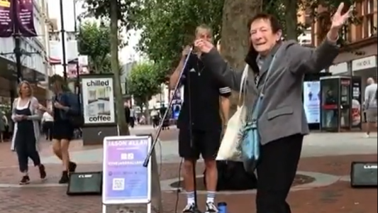 Tiene 86 años y así disfrutó de un artista callejero que cantó para ella