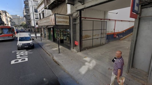 Una mujer policía pidió ir al baño de una cochera, se le cayó el arma y murió