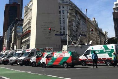 Con sirenas despidieron a un médico del SAME