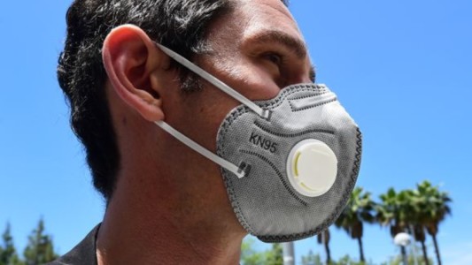 Experimento: máscaras con válvulas  y viseras no frenan propagación del coronavirus