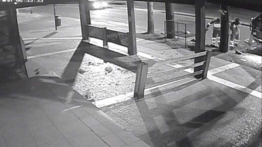 FOTOS: En vez de lanzar las bolsas con basura hacia al camión, recolectores las tiraron en la puerta de una despensa