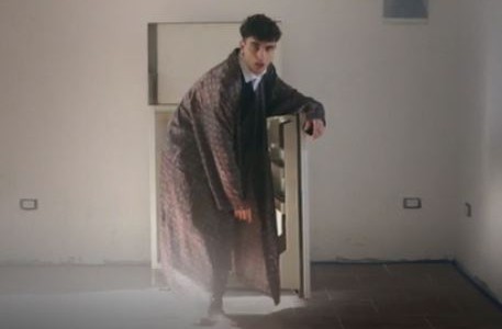 Una heladera rota, la metáfora artística que se refiere a la pandemia de coronavirus