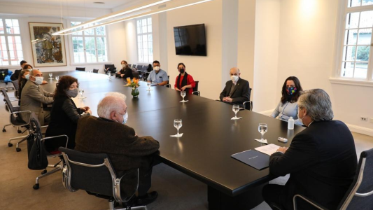 Riesgo de colapso: el Presidente recibió a médicos terapistas