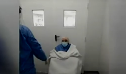 VIDEO: un hombre de 84 años con coronavirus recibió el alta en el hospital modular