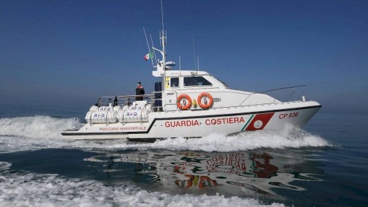 Pareja terraplanista salió a navegar en busca del fin del mundo y tuvieron que ser rescatados