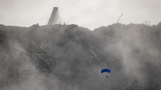 El impresionante salto al vacío de Tom Cruise en el rodaje de "Misión Imposible 7"