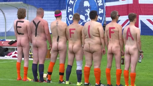 Mirá el video del primer partido de fútbol nudista: arte y alegato contra la FIFA