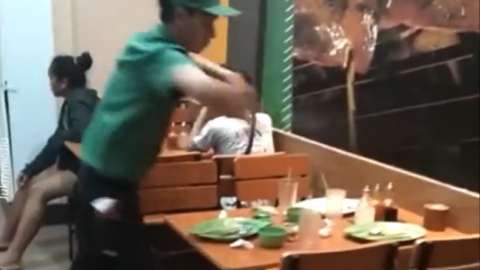 Mozo en tiempos de Covid-19: Limpia a máxima velocidad la mesa de un local