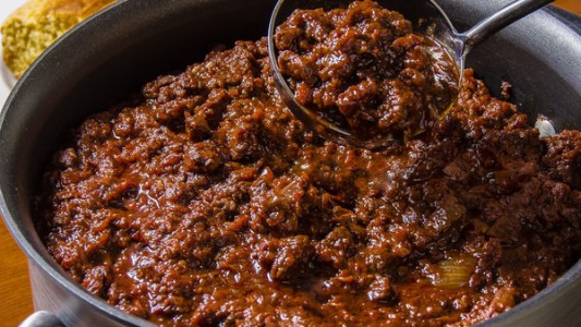 Obligó a su hija vegana a cocinar carne como castigo por haber tirado comida