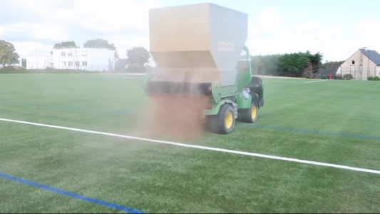 Estrenaron una cancha de fútbol hecha con carozos de aceituna