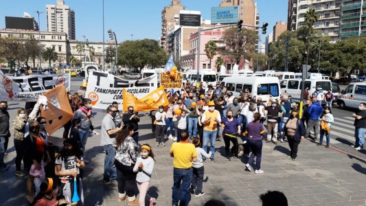 FOTOS: Transportistas escolares en marcha, pero para reclamar por la inactividad