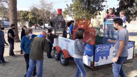 Robaron un acoplado para reciclado de envases en la plaza de barrio San Fernando