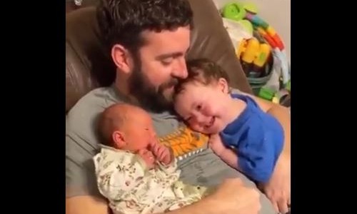 Video: La reacción de un nene con Síndrome de Down cuando lo separan de su hermana recién nacida