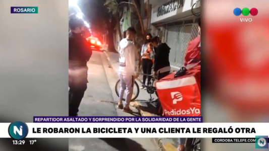 Le robaron la bici mientras repartía y una clienta le regaló la suya
