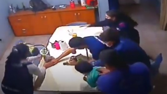 Video: bomberos voluntarios salvaron a un nene que se ahogaba en Neuquén