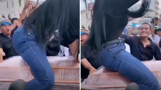 Polémico video: el "perreo" de una mujer sobre el ataúd de su esposo asesinado